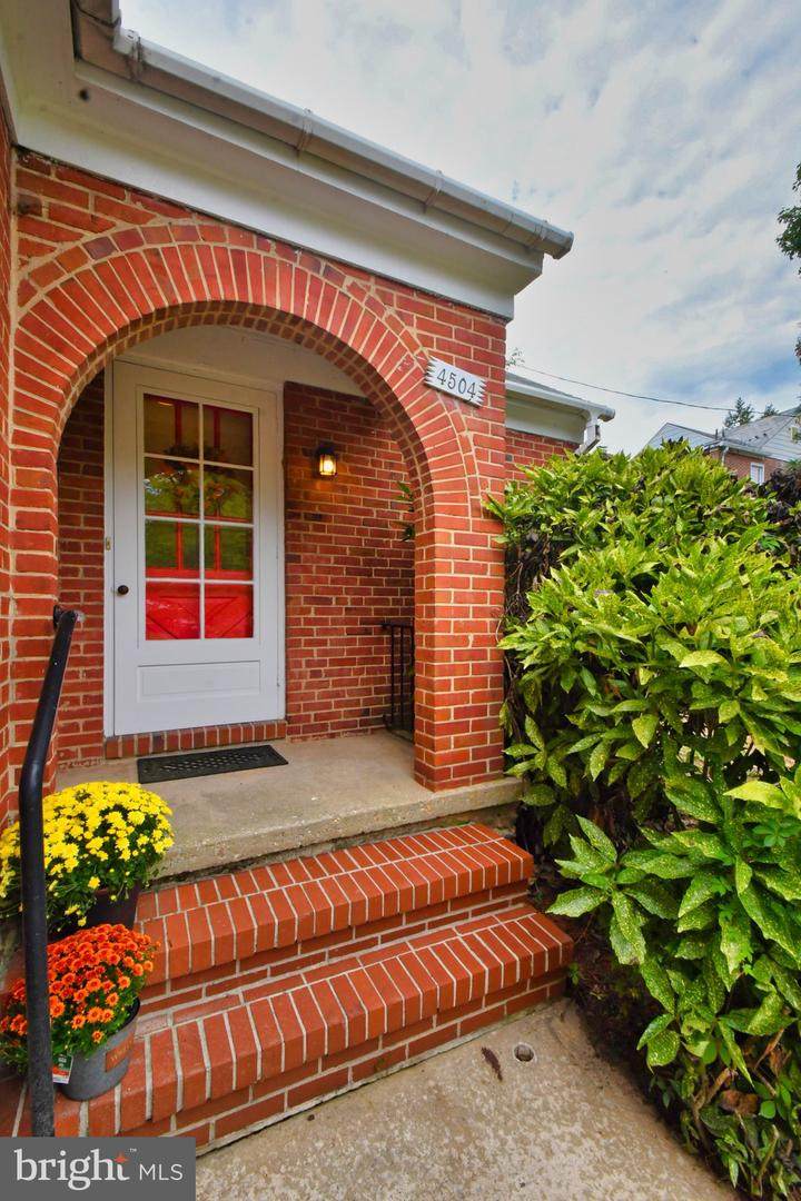 4504 Eastway - Photo 1