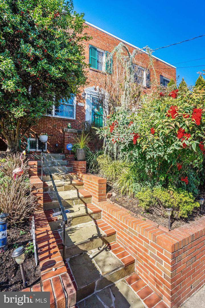607 Pitt Street - Photo 1