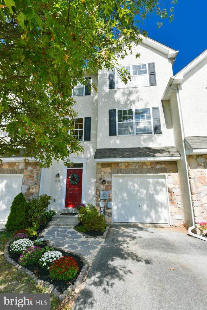 1475 Laura Lane - Photo 1