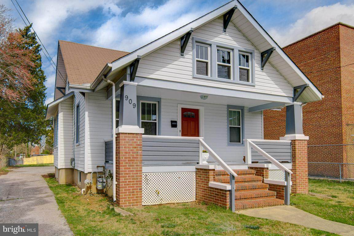909 Montgomery Street - Photo 1
