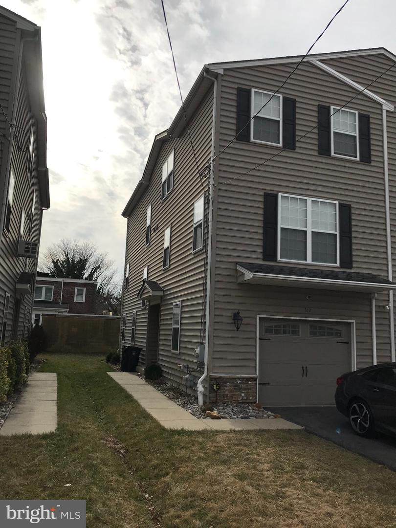 312 35TH ST - Photo 1