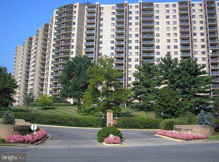 203 Yoakum Parkway - Photo 1