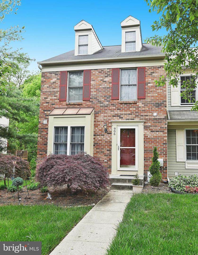 906 Grosvenor Drive - Photo 1