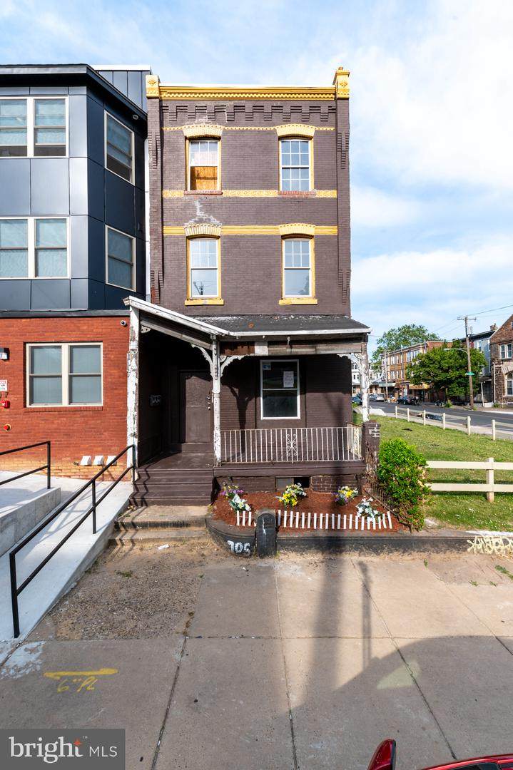 705 40TH Street - Photo 1