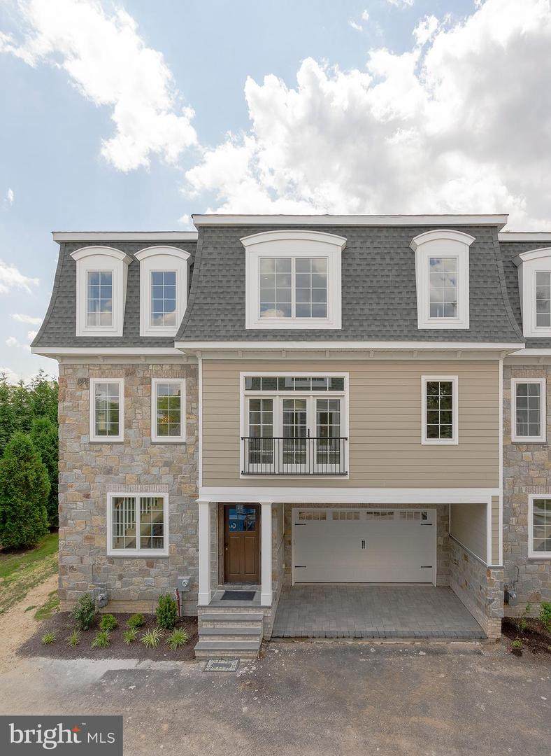 124 Bloomingdale Avenue - Photo 1