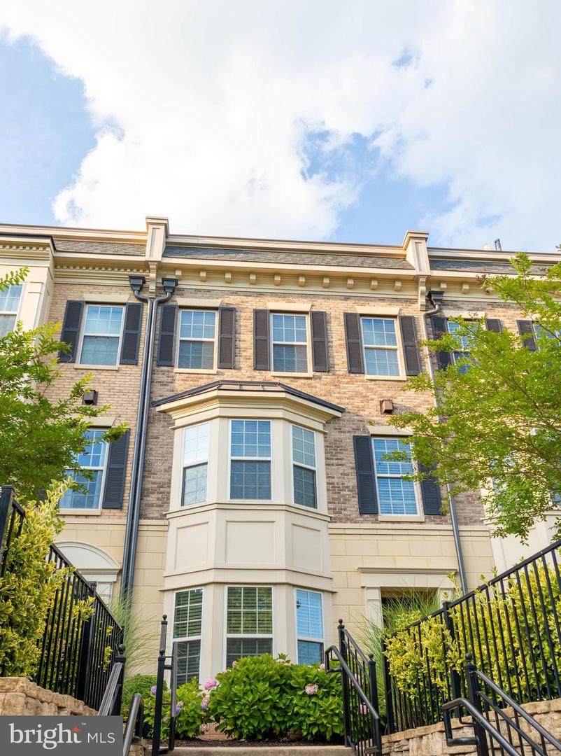723 Sentry Square - Photo 1