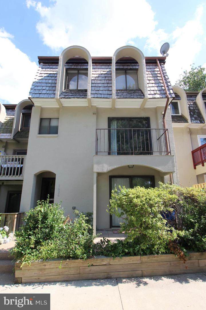 1626 Valencia Way - Photo 1