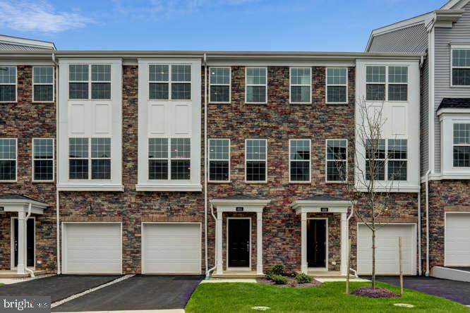 107 Emerald Drive - Photo 1