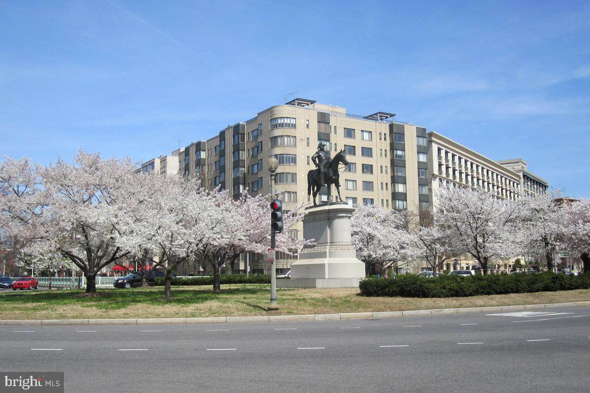 1 Scott Circle - Photo 1