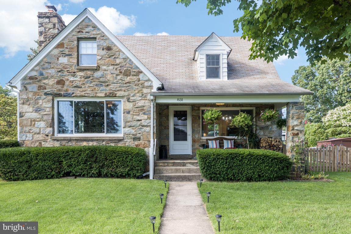 831 Holly Lane - Photo 1