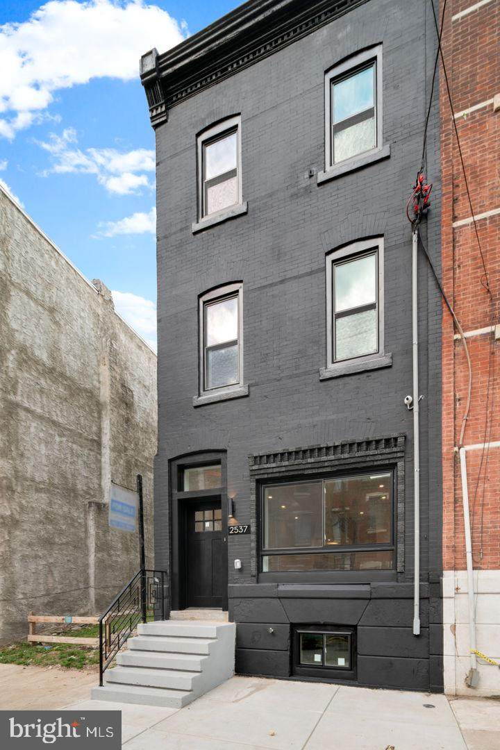 2537 Oxford Street - Photo 1