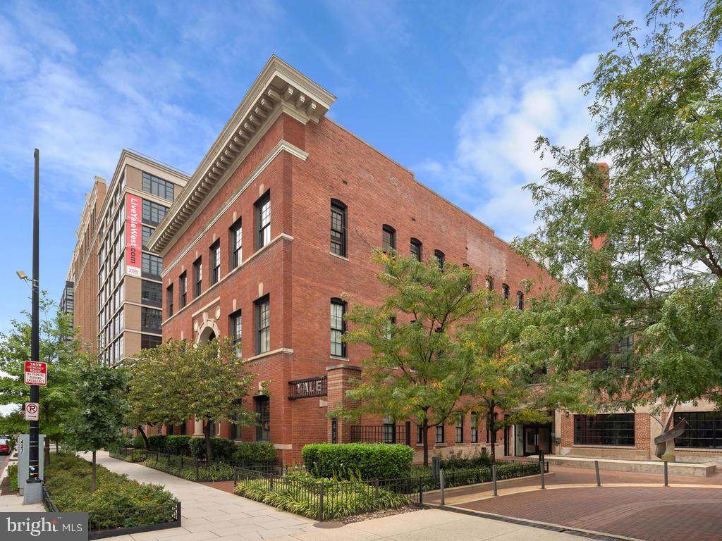 437 New York Avenue - Photo 1