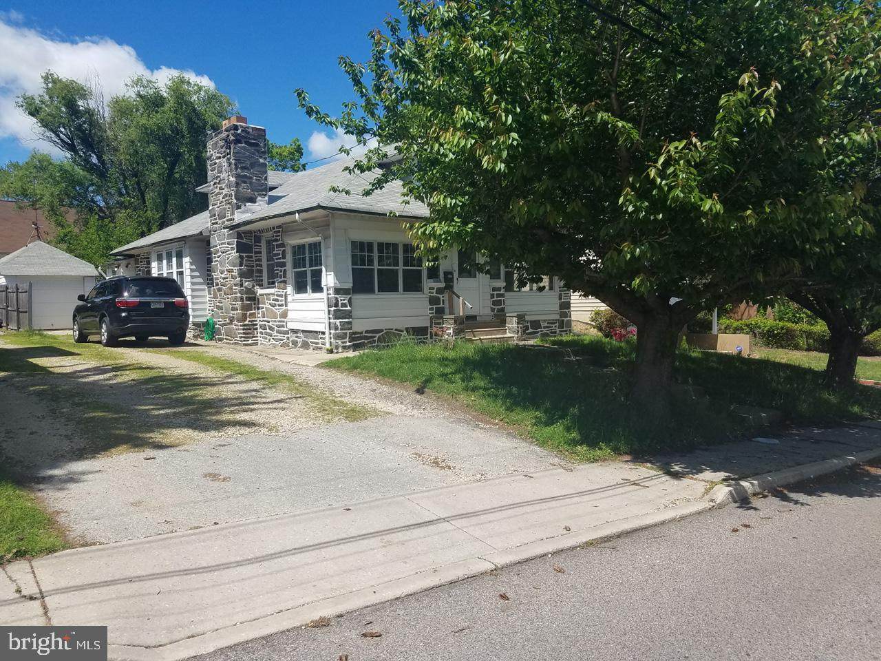 686 Summit Avenue - Photo 1