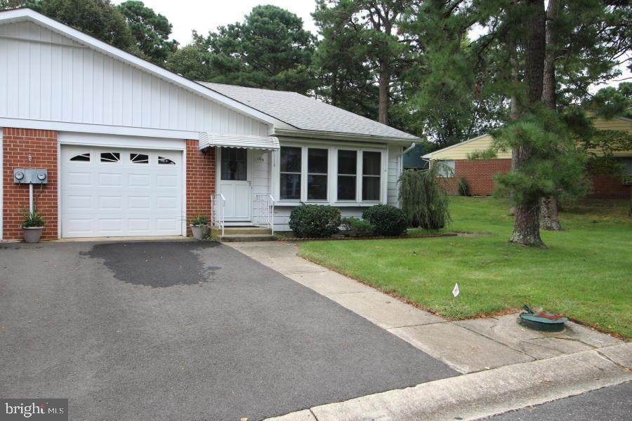 16b Lexington Drive - Photo 1