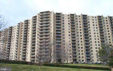 205 Yoakum Parkway - Photo 1