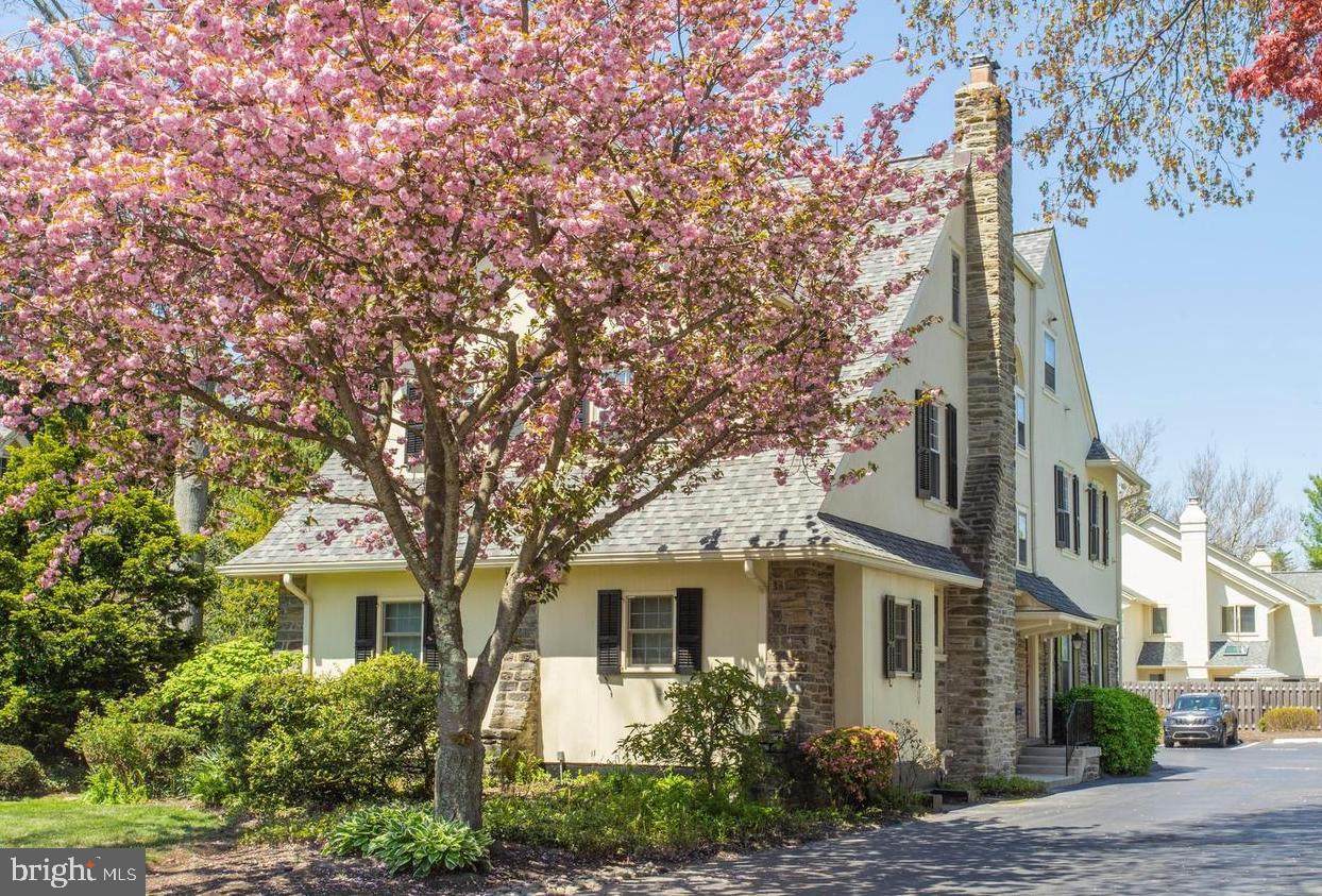 118 Montrose Avenue - Photo 1