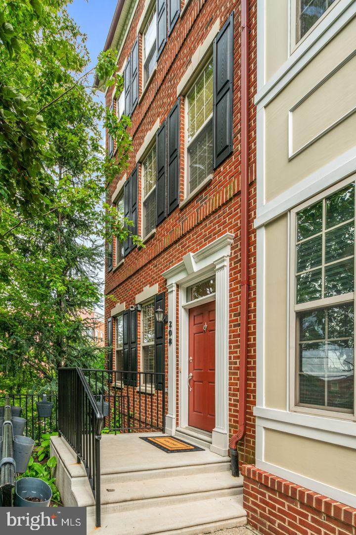 208 Admirals Way - Photo 1