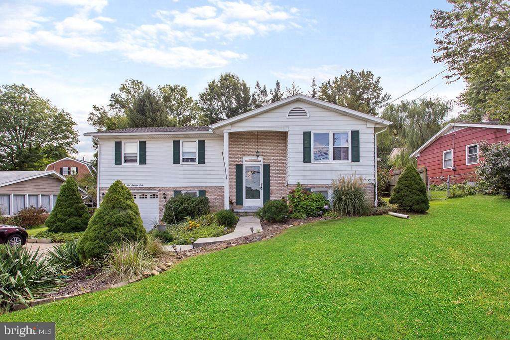 560 Woodland View Drive - Photo 1