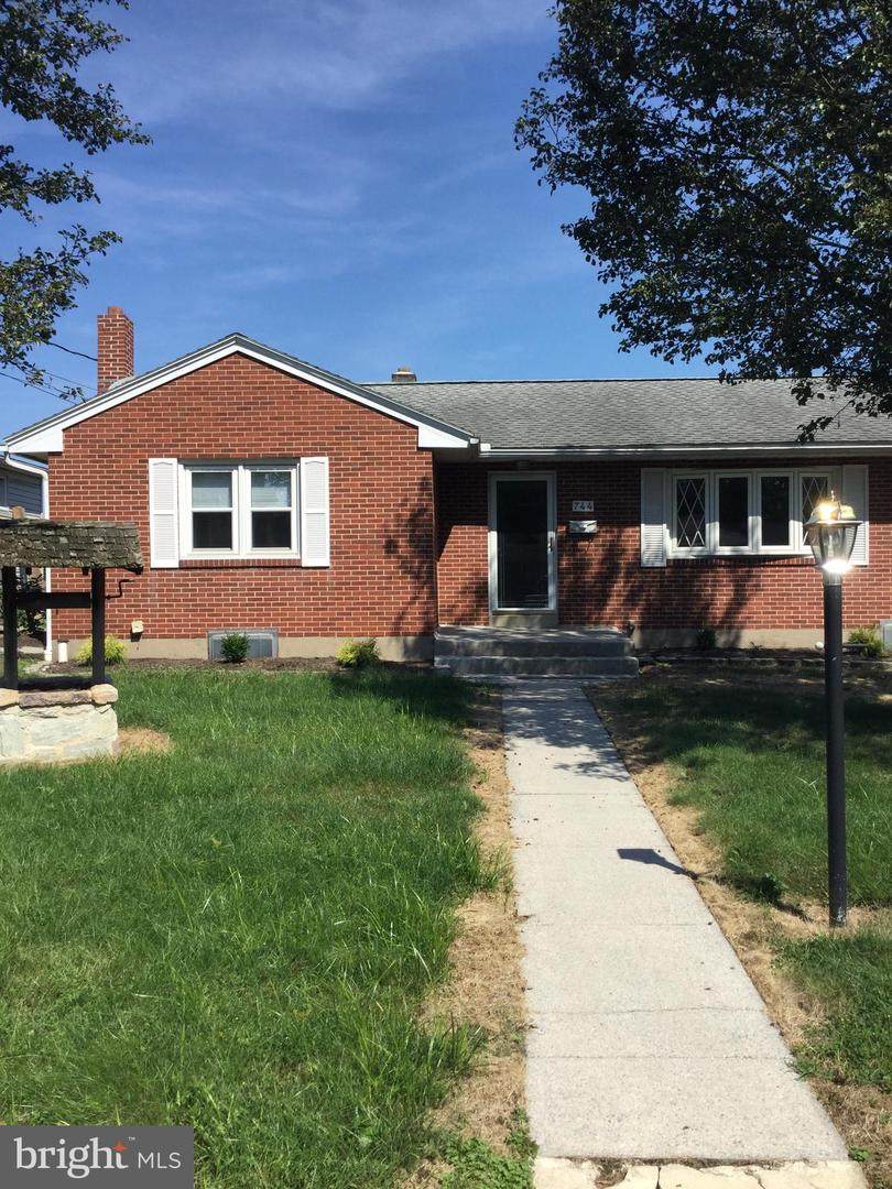 744 4TH Avenue - Photo 1