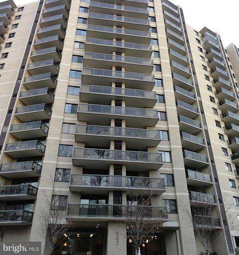 307 Yoakum Parkway - Photo 1