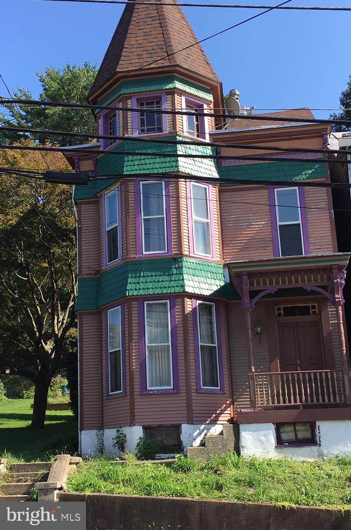 553 Norwegian Street - Photo 1