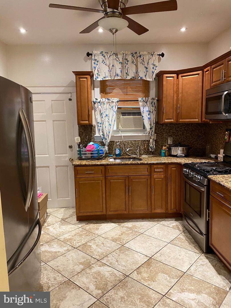 1621 Robinson Street - Photo 1
