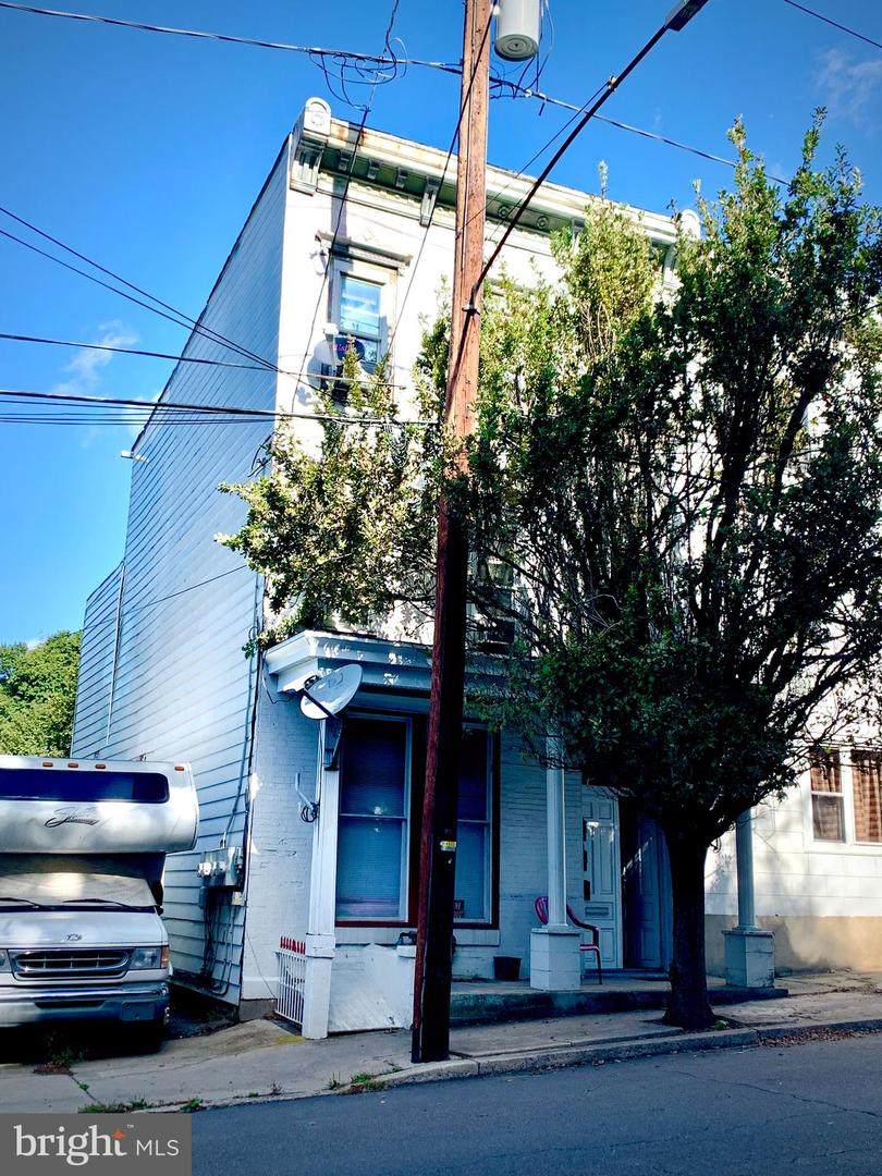 414 Norwegian Street - Photo 1