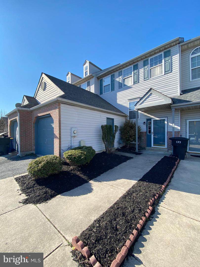 135 Thames Dr - Photo 1