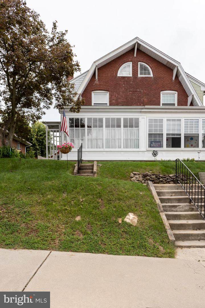 832 Stirling Street - Photo 1