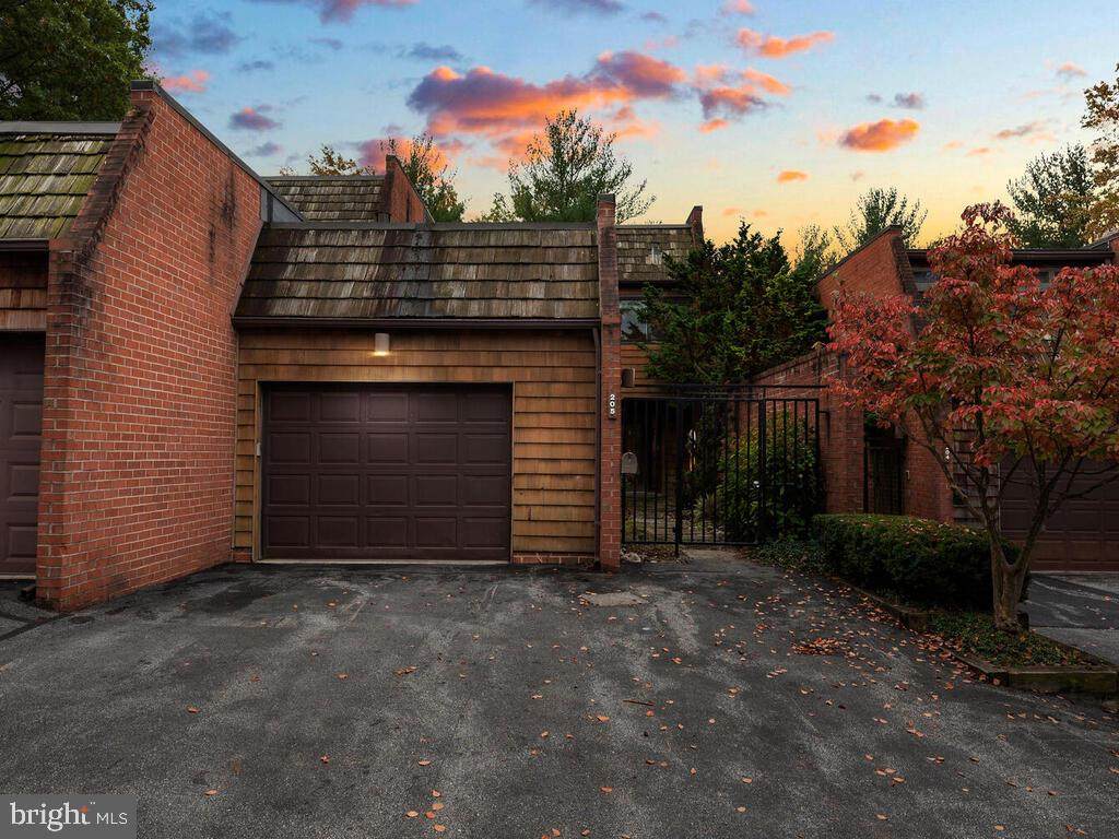 205 Old Crossing Drive - Photo 1