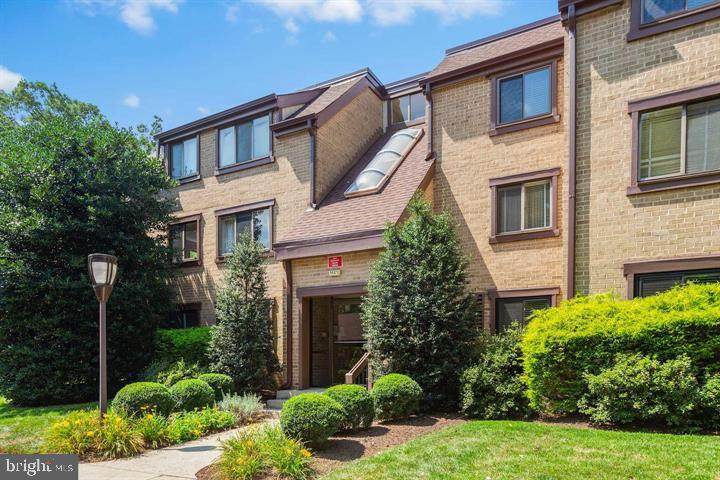 1621 Parkcrest Circle - Photo 1