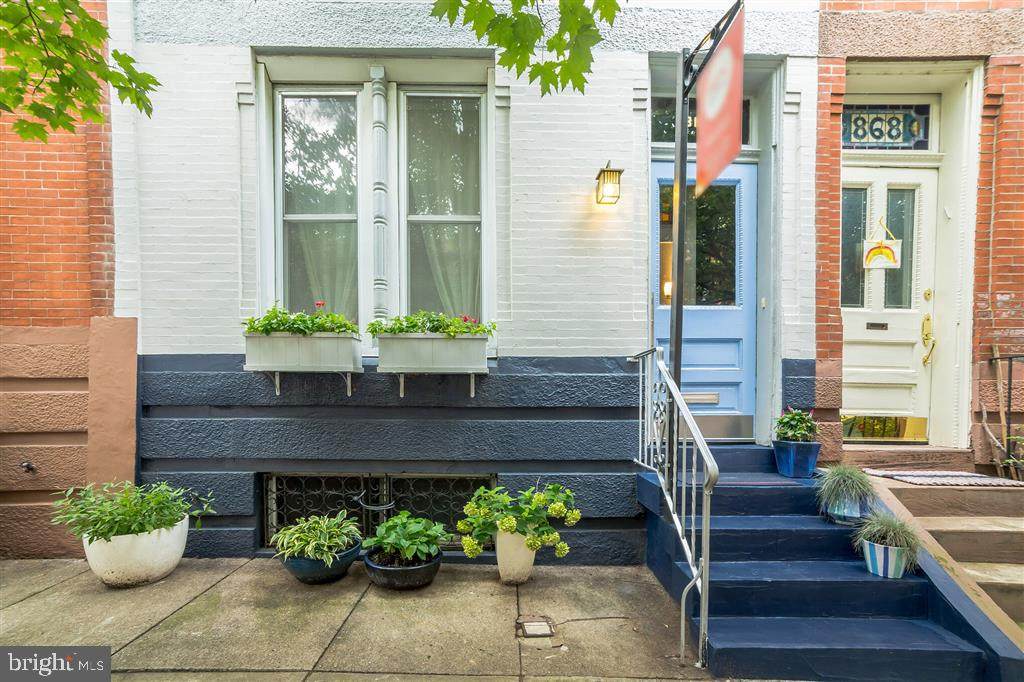 866 25TH Street - Photo 1