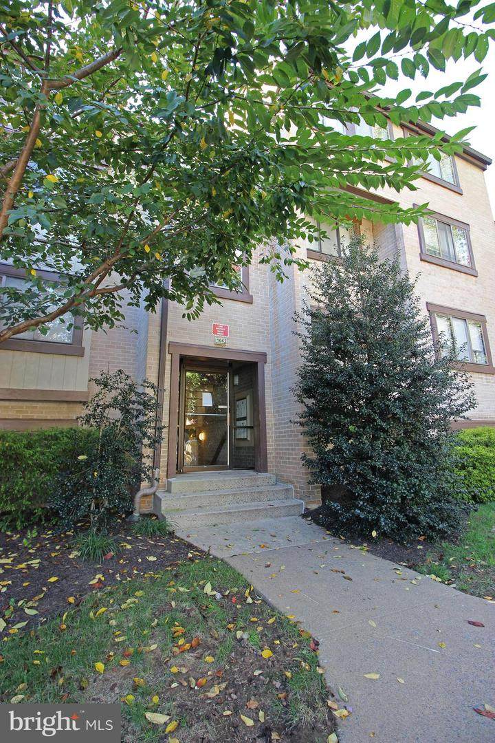 1662 Parkcrest Circle - Photo 1