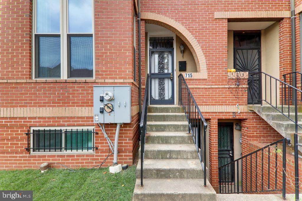 715 8TH Street - Photo 1