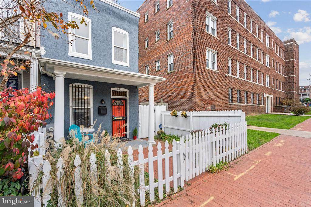 611 11TH Street - Photo 1
