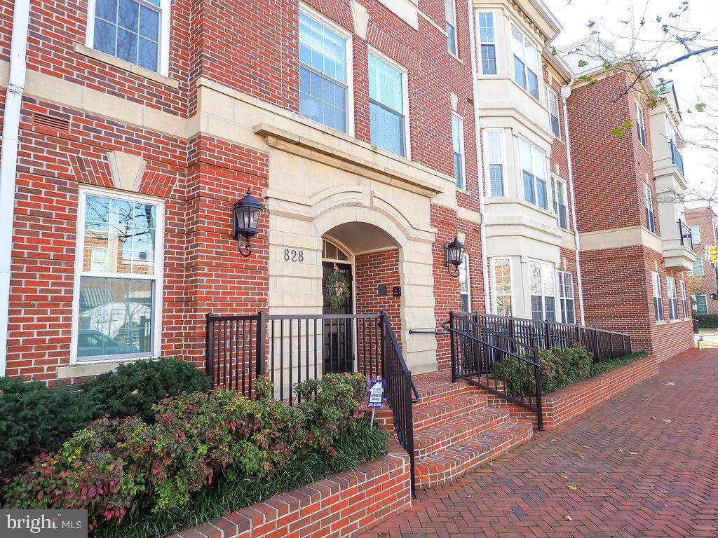 828 Slaters Lane - Photo 1