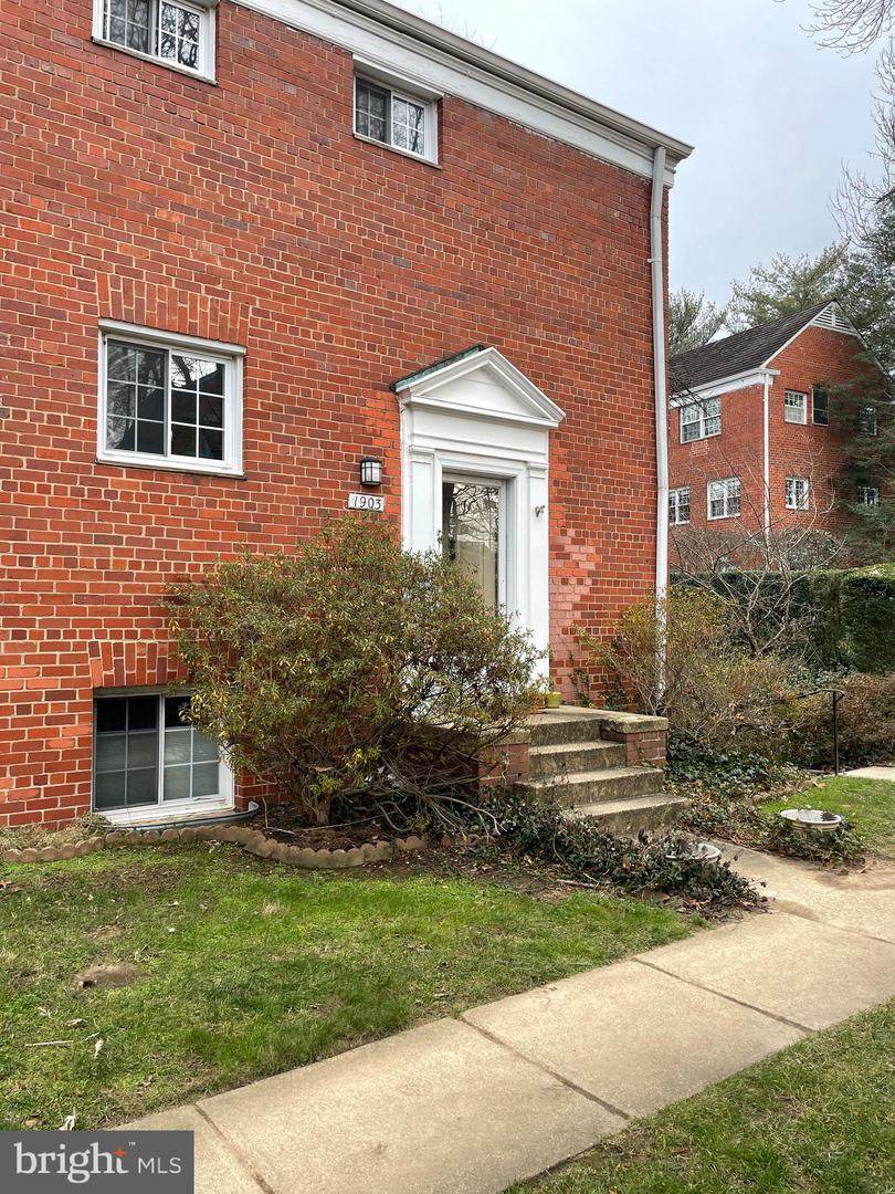 1903 Quaker Lane - Photo 1