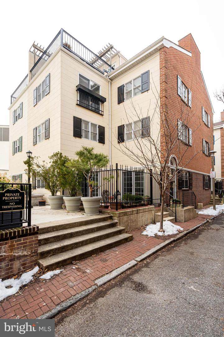 910 Latimer Street - Photo 1