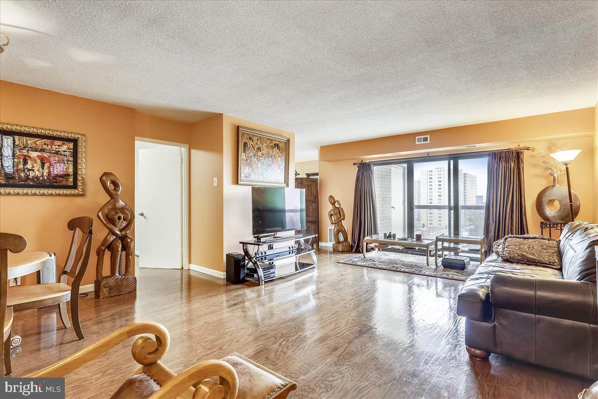 307 Yoakum Parkway - Photo 1