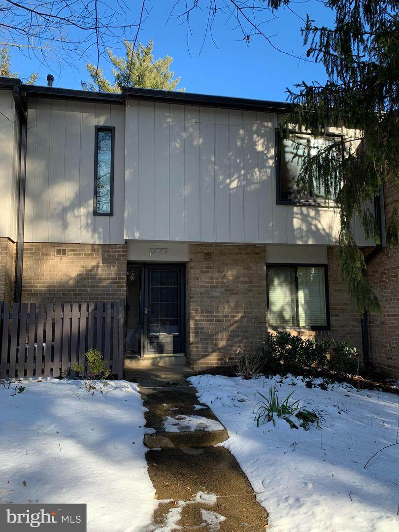 1777 Ivy Oak Square - Photo 1