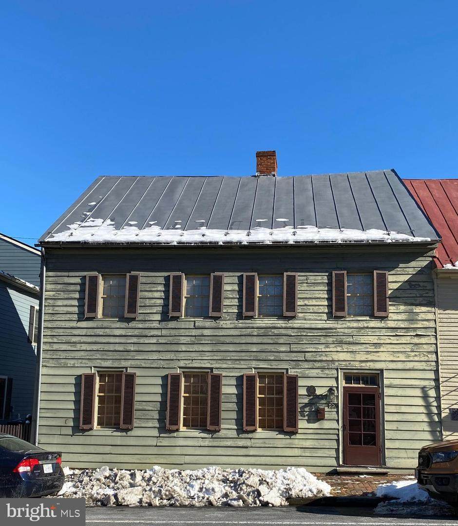 422 Loudoun Street - Photo 1