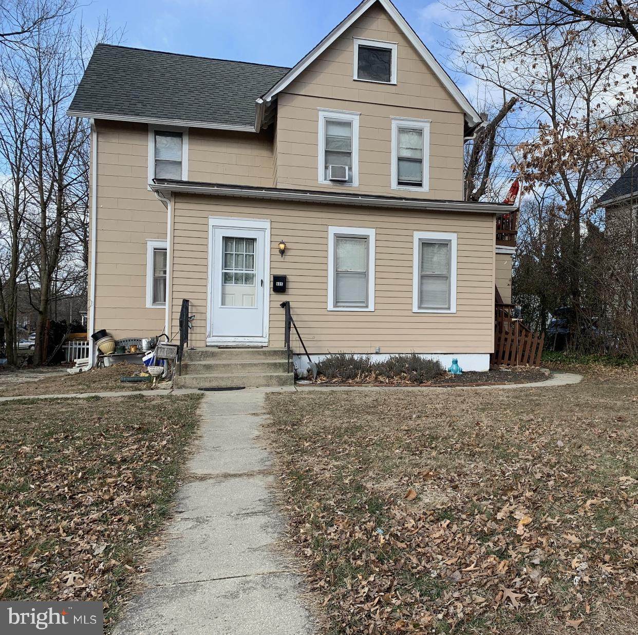 605 Woodlawn Avenue - Photo 1