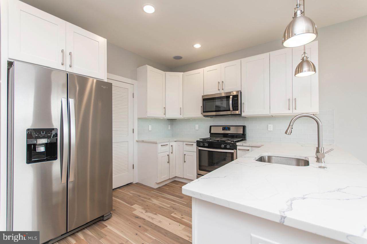 2409 Thompson Street - Photo 1