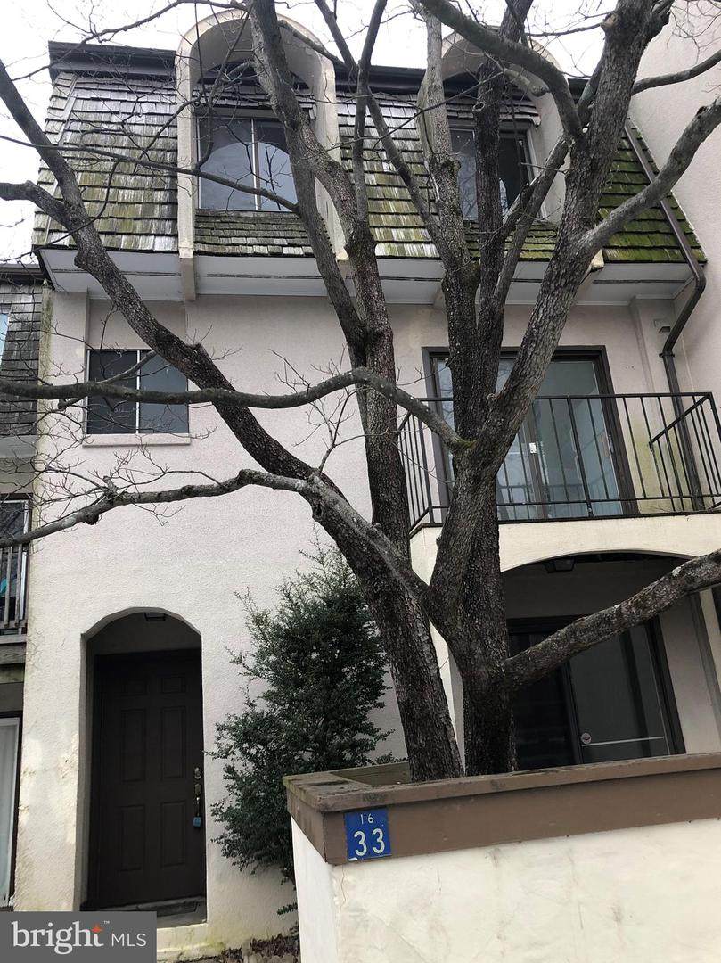 1633 Valencia Way - Photo 1