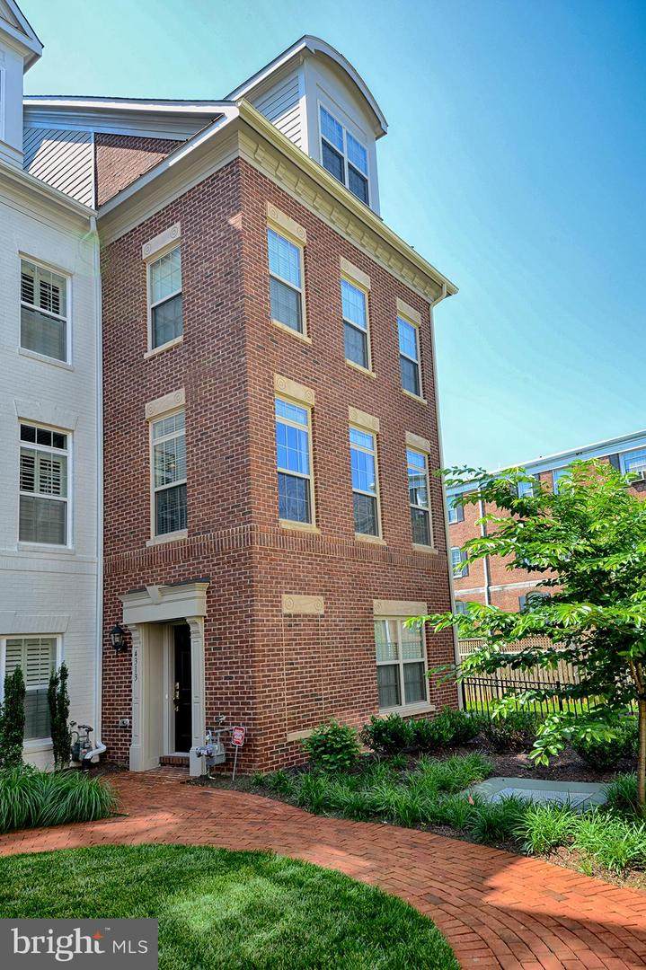 4313 4TH Court - Photo 1