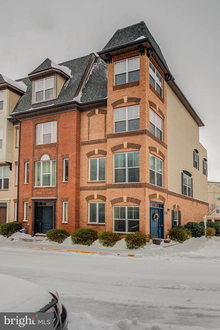 1439 Trafalgar Lane - Photo 1