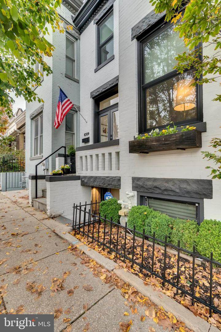 1009 Irving Street - Photo 1