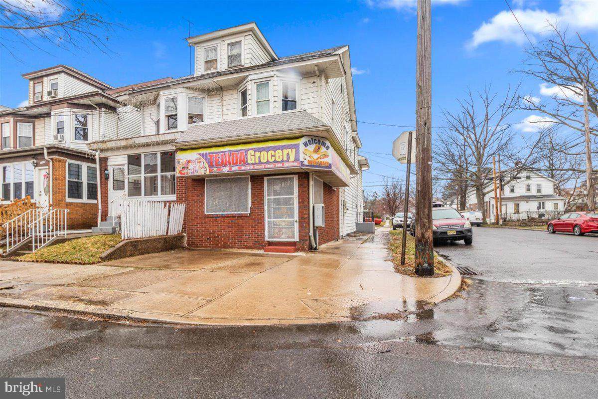 1142 Genesee Street - Photo 1