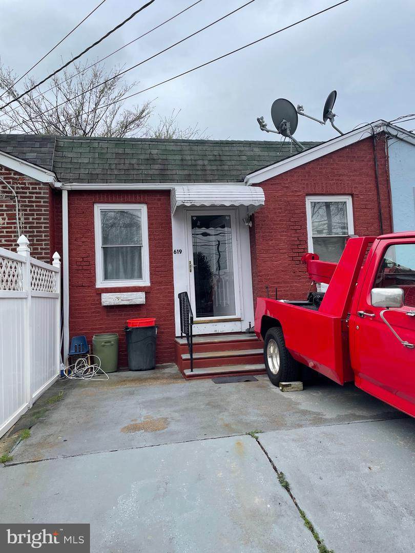 619 32ND Street - Photo 1