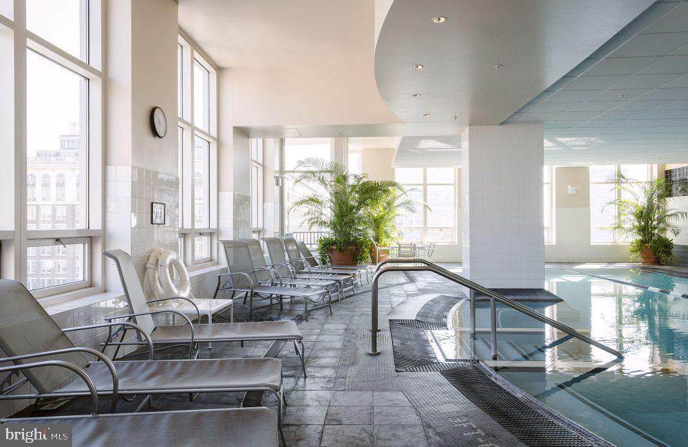 200 Washington Square - Photo 1